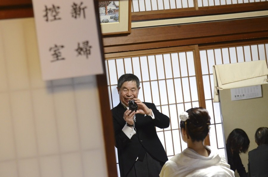 神社で神前結婚式のお支度中の写真