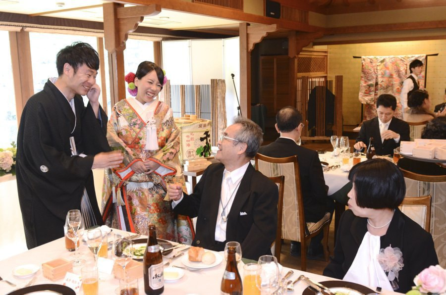 神前式の後の食事会や披露宴の写真