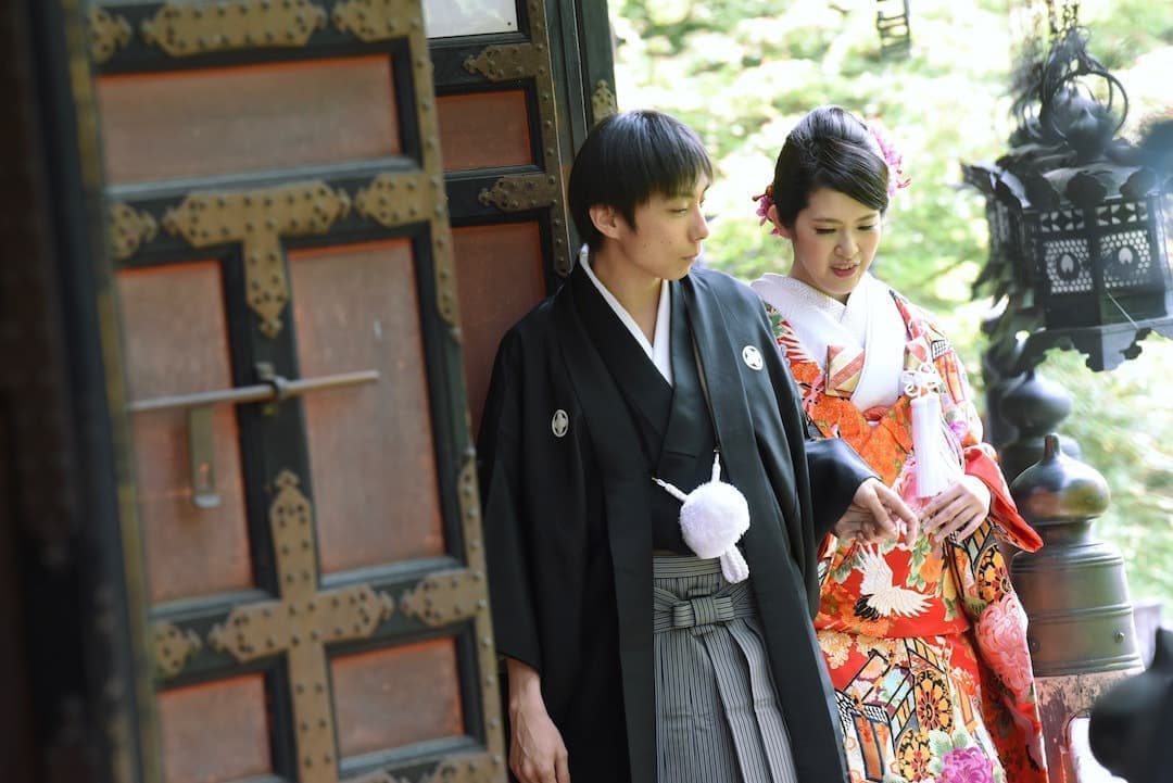 神社で結婚式の時の白無垢綿帽子の写真