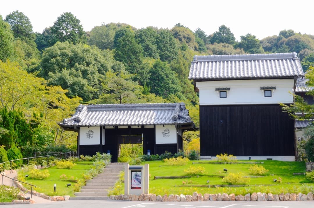 結婚式の後の招待状を送った家族だけで少人数の披露宴や食事会は司会と余興や挨拶だけで祝儀で費用も安くでき服装もカジュアルなドレスやワンピース、スーツで奈良のル・レーヴでの写真