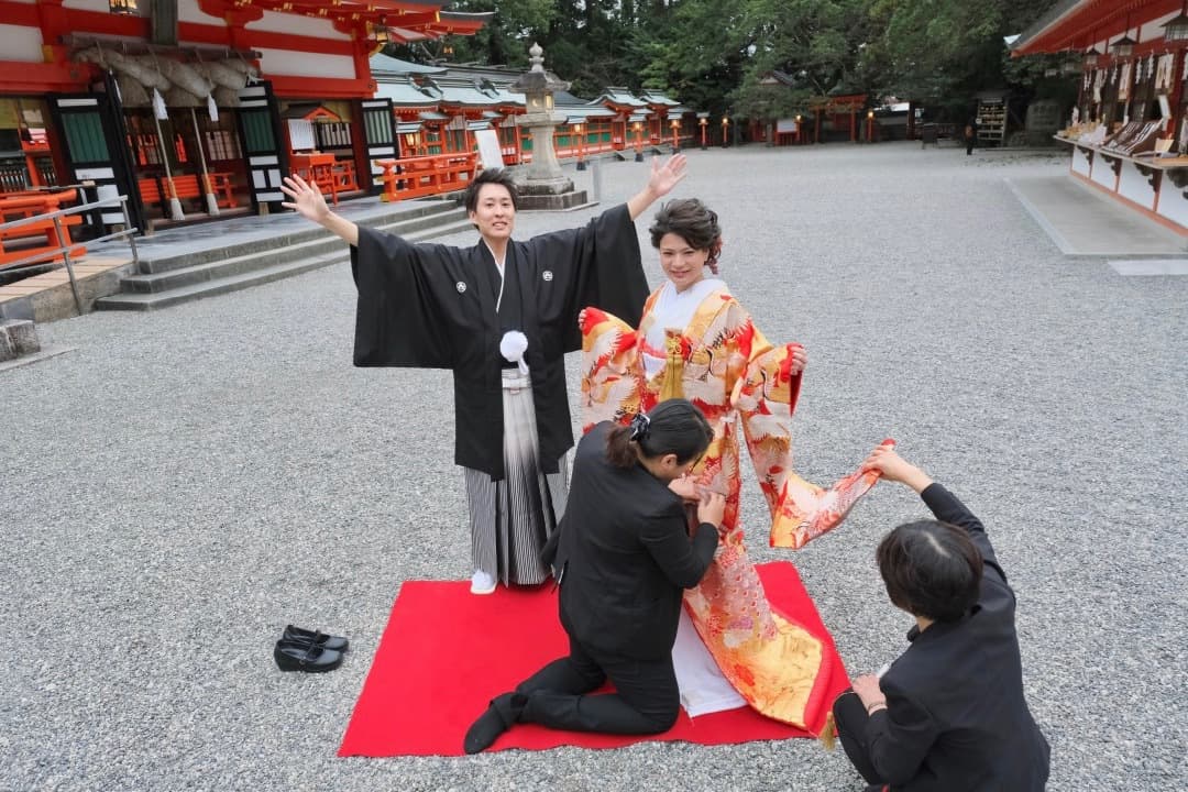 神社で和装の結婚式の写真