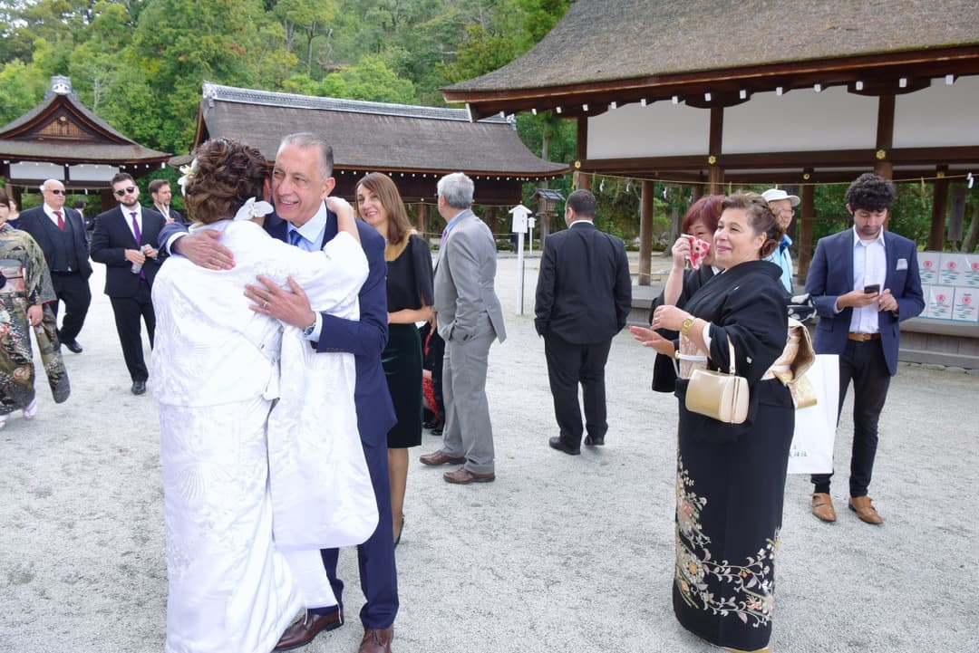 神社で和装の結婚式の写真