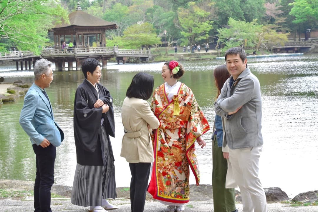 神社で和装の結婚式の写真