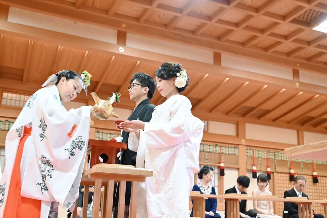 神社で結婚式の新郎と白無垢の花嫁