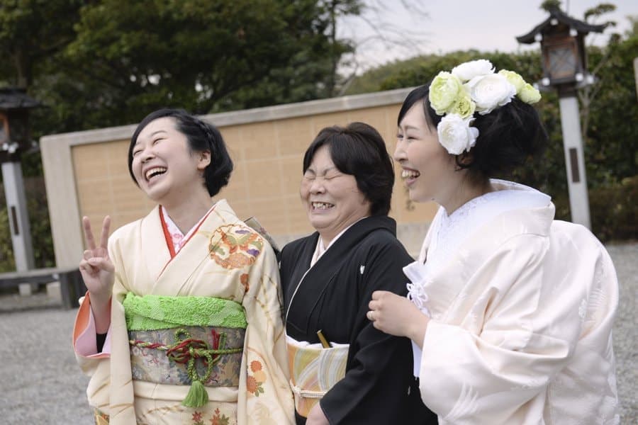 神社で神前結婚式のお母さんとの写真