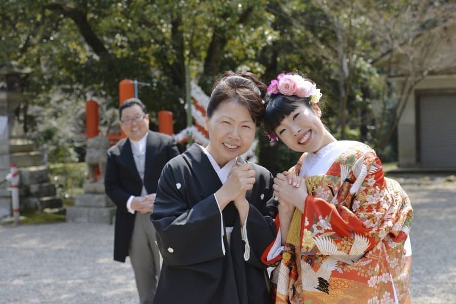 神社で神前結婚式のお母さんとの写真