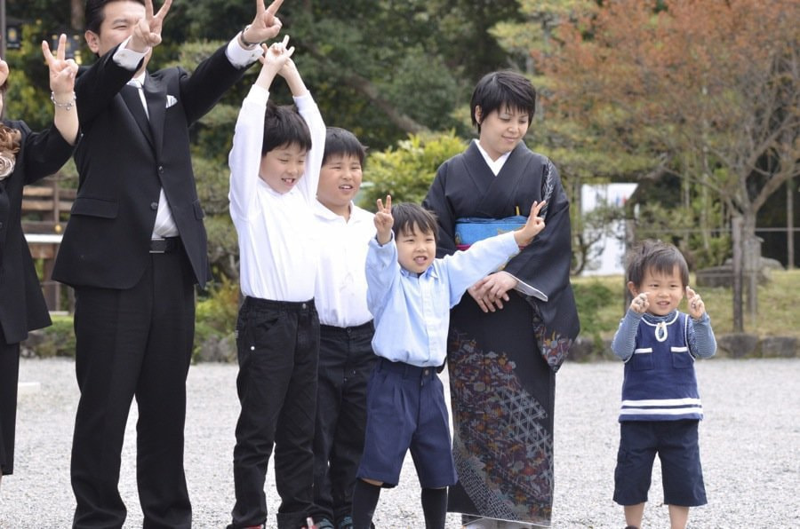 神社で神前結婚式の親族との写真