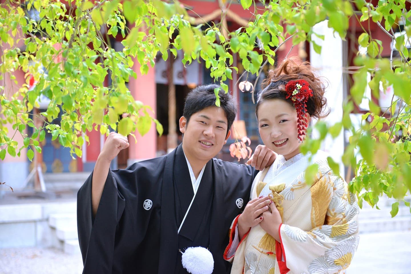 御霊神社で結婚式の花嫁と新郎