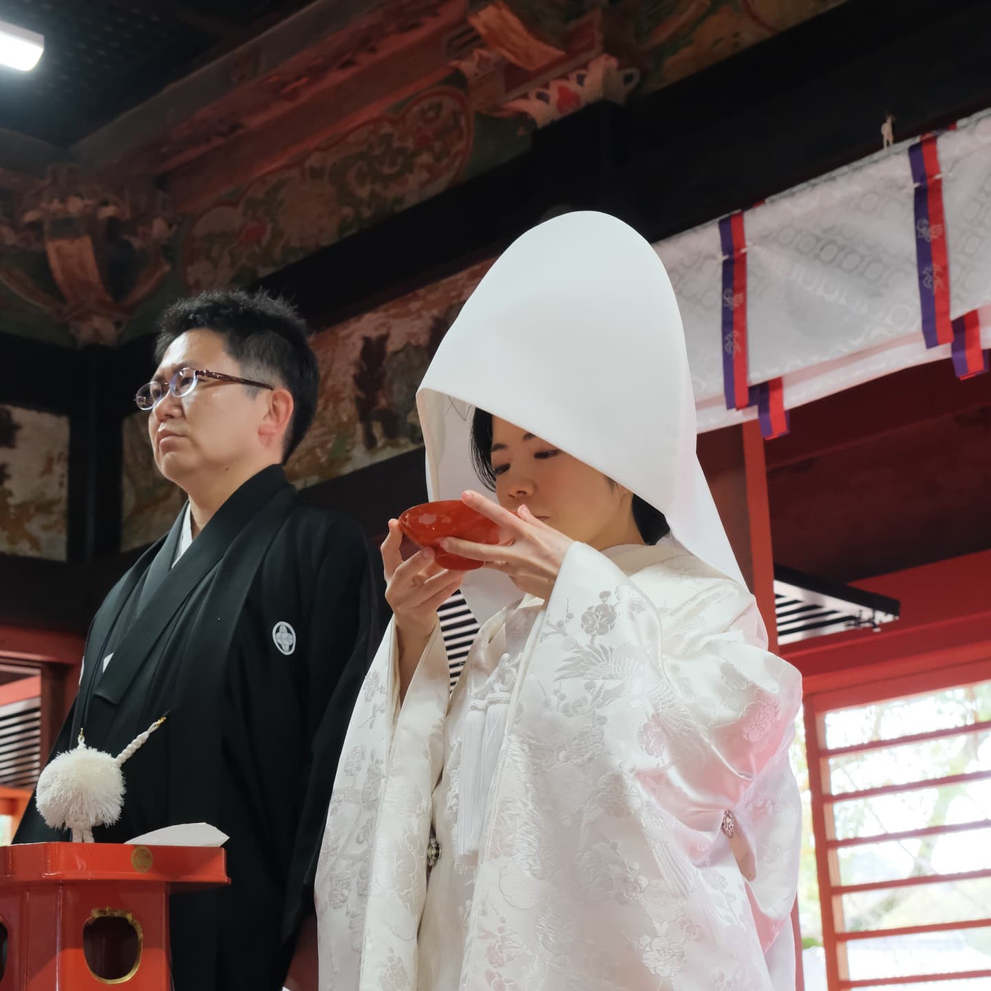 伊賀八幡宮で結婚式の新郎と綿帽子の花嫁