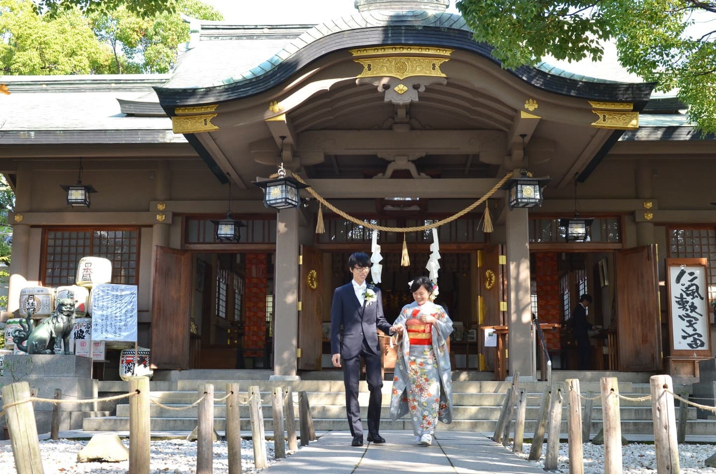 高津宮で結婚式の新郎と綿帽子の花嫁