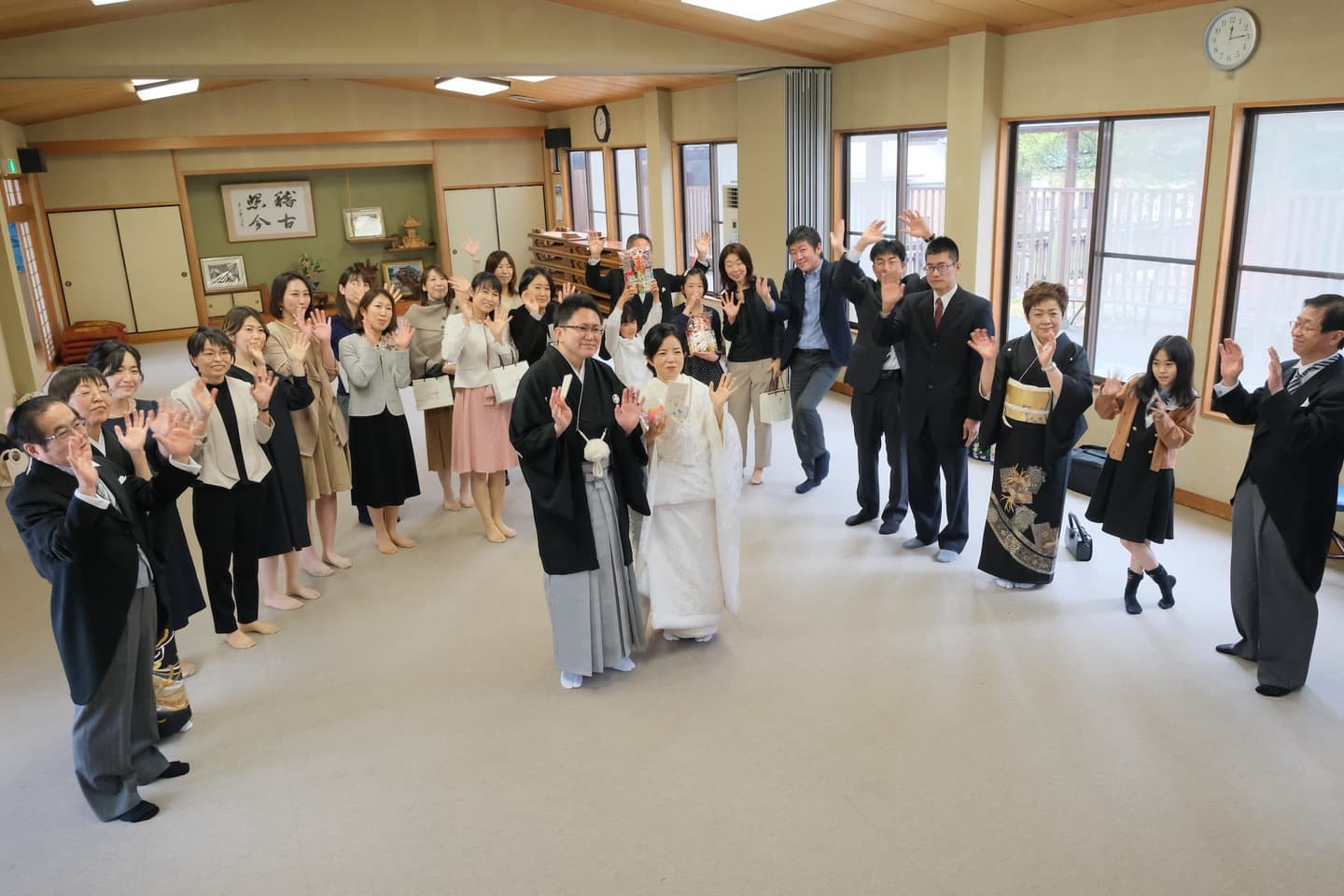 伊賀八幡宮で結婚式の新郎と綿帽子の花嫁