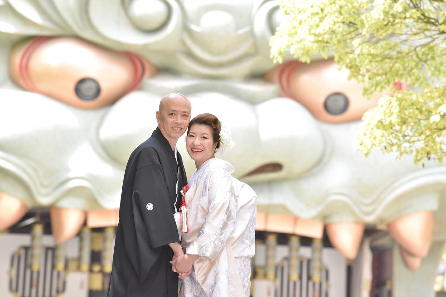難波八坂神社で結婚式の新郎と花嫁