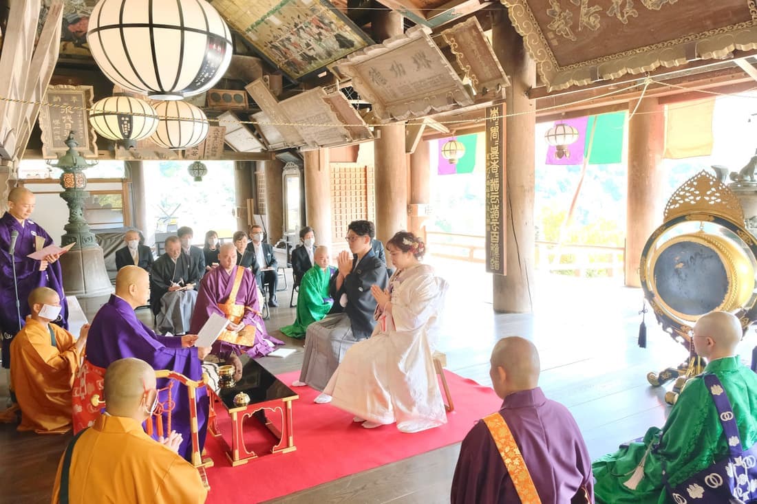 お寺で仏前結婚式の新郎新婦
