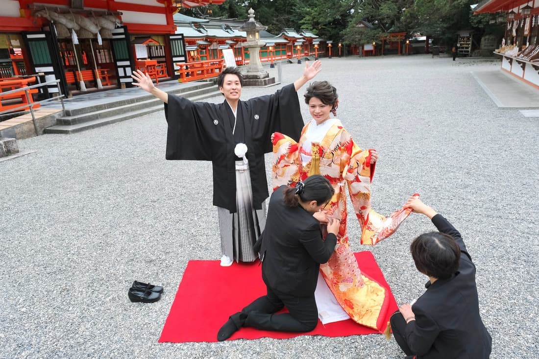 神社で結婚式の新郎と色打掛の花嫁