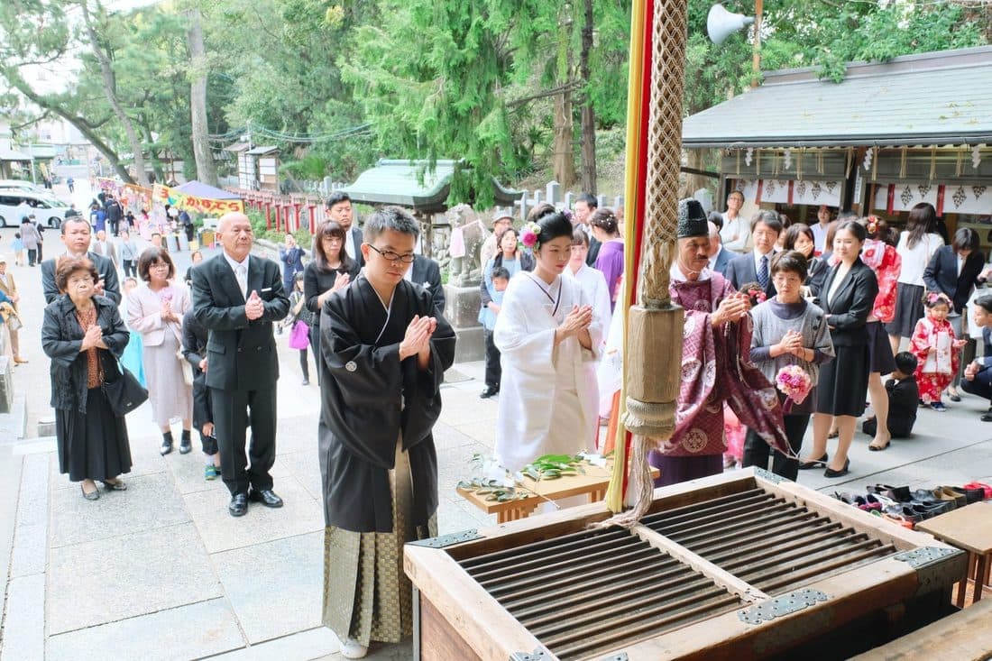 神社で結婚式の新郎と白無垢の花嫁