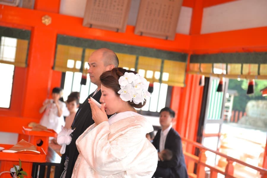 神社で神前結婚式の挙式当日の写真