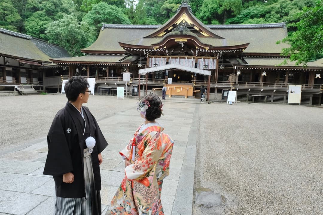 神社で和装の結婚式の写真