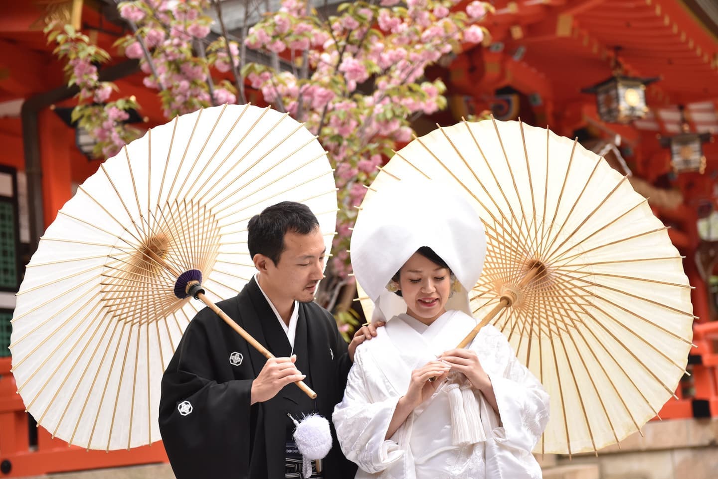 生田神社で結婚式の新郎と花嫁さん
