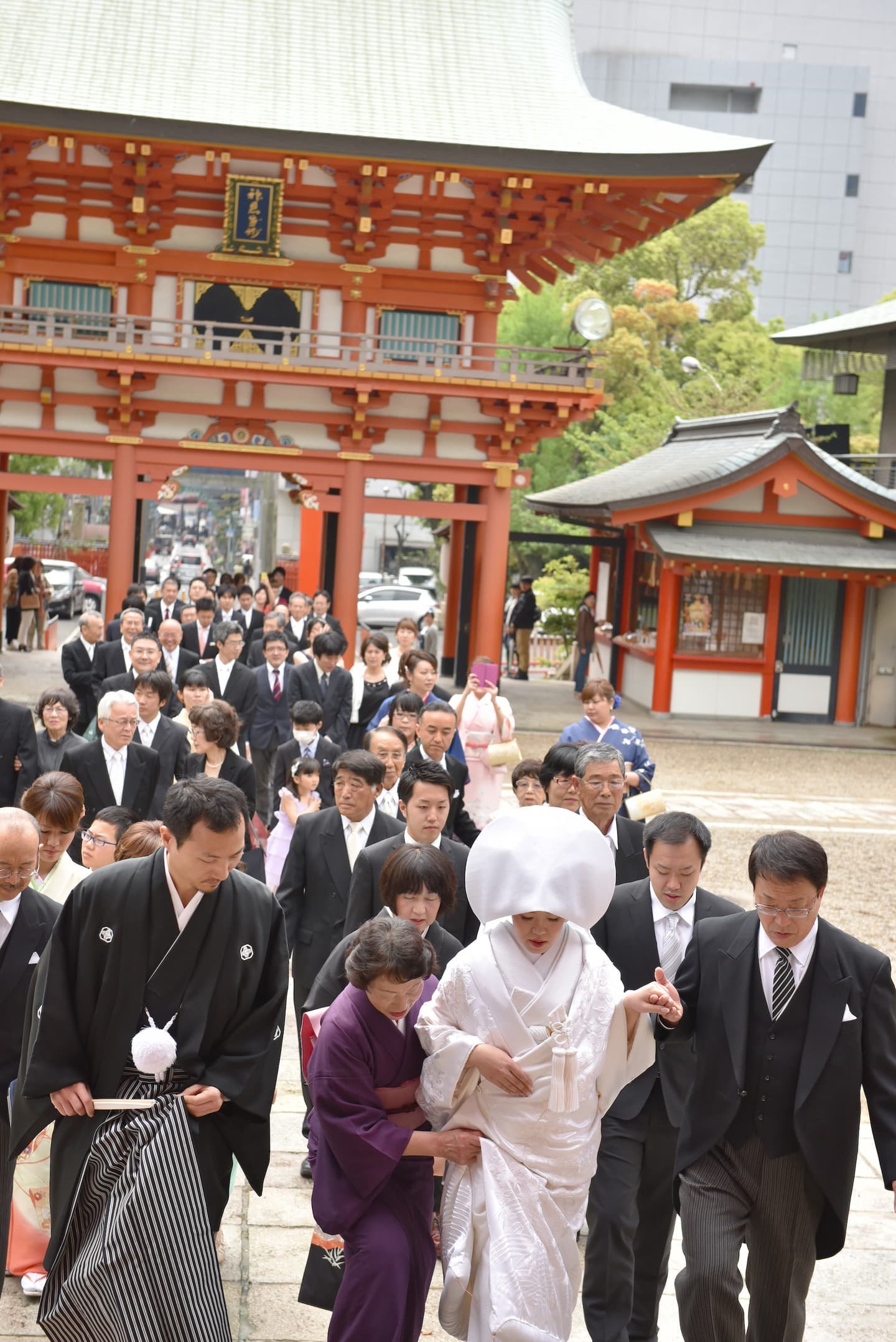 生田神社で結婚式の新郎新婦