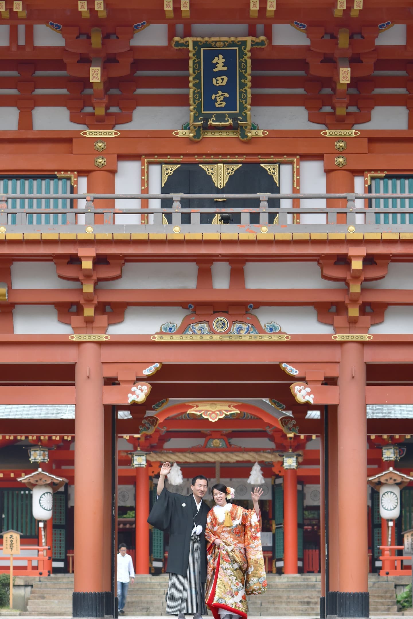 生田神社で結婚式の新郎新婦