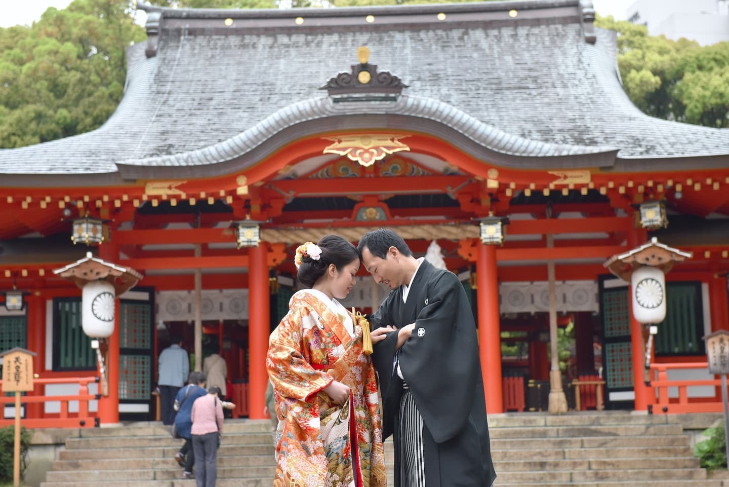 生田神社で結婚式の新郎新婦