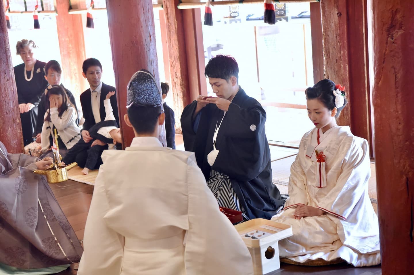 和装衣装で石上神宮で結婚式の写真