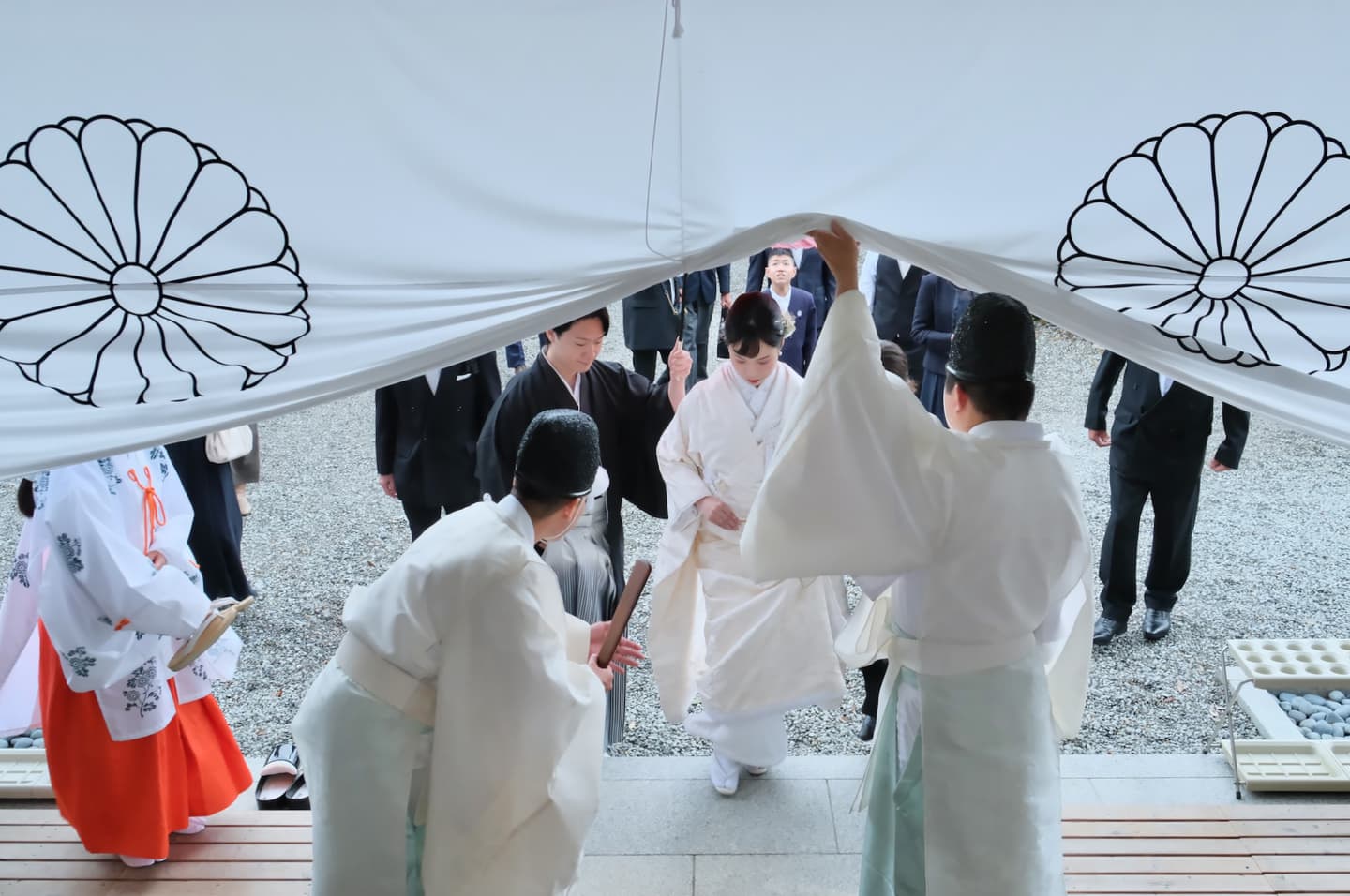 和装衣装で大神神社で結婚式の写真