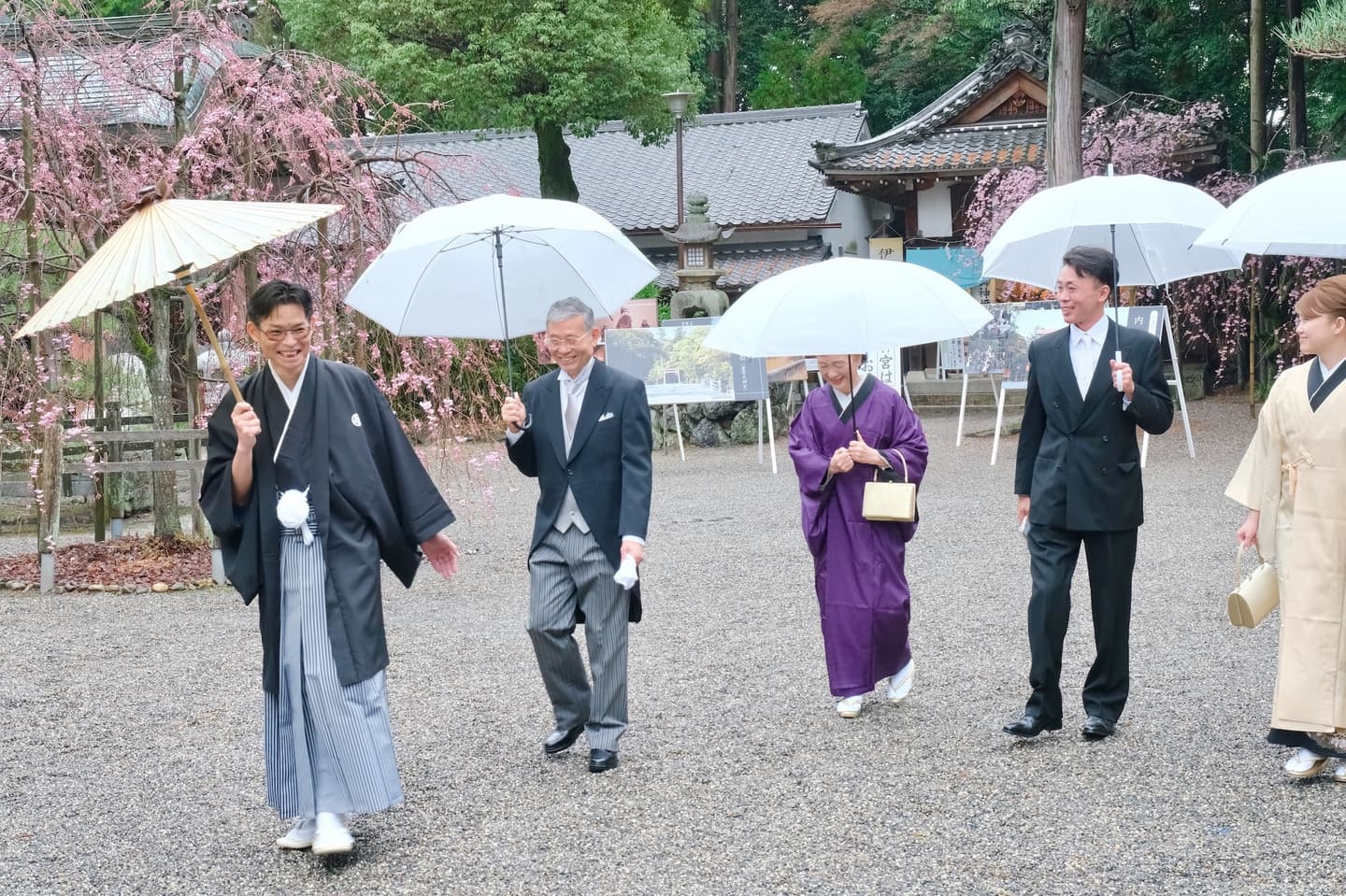 和装衣装で建部大社で結婚式の写真