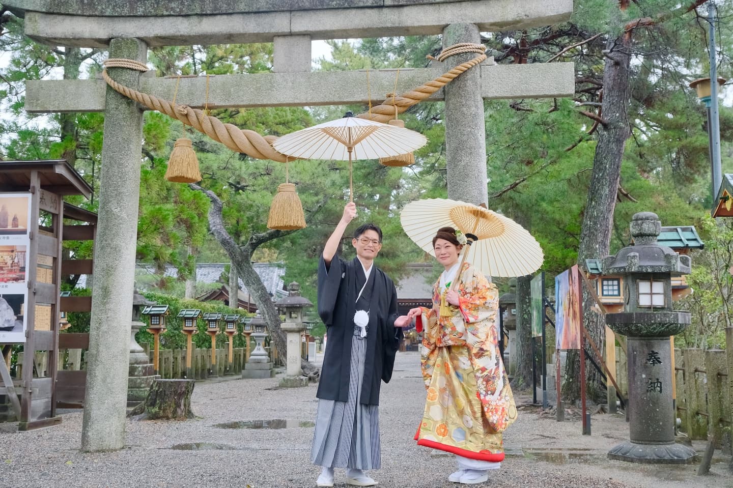 和装衣装で建部大社で結婚式の写真