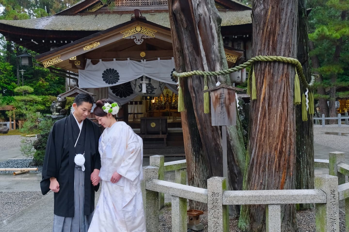 和装衣装で建部大社で結婚式の写真