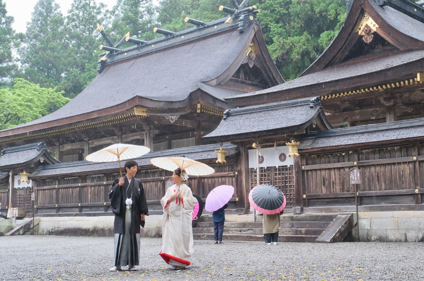 和装衣装で神社で結婚式の写真