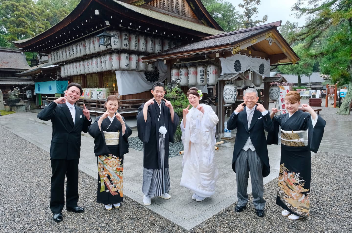 和装衣装で神社で結婚式の写真