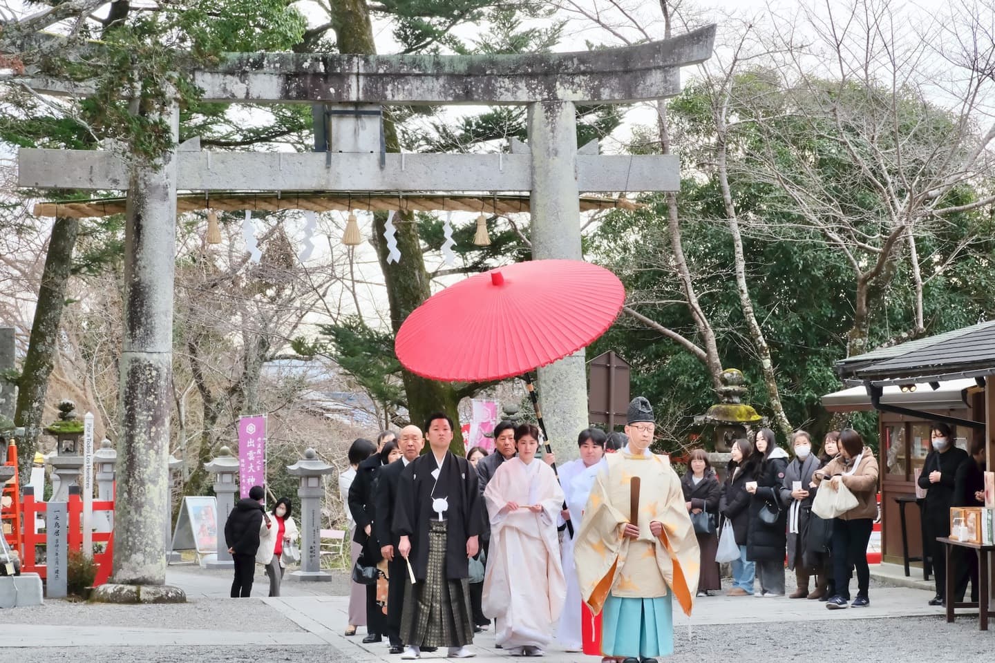 出雲大神宮で結婚式の和装の新郎新婦さん