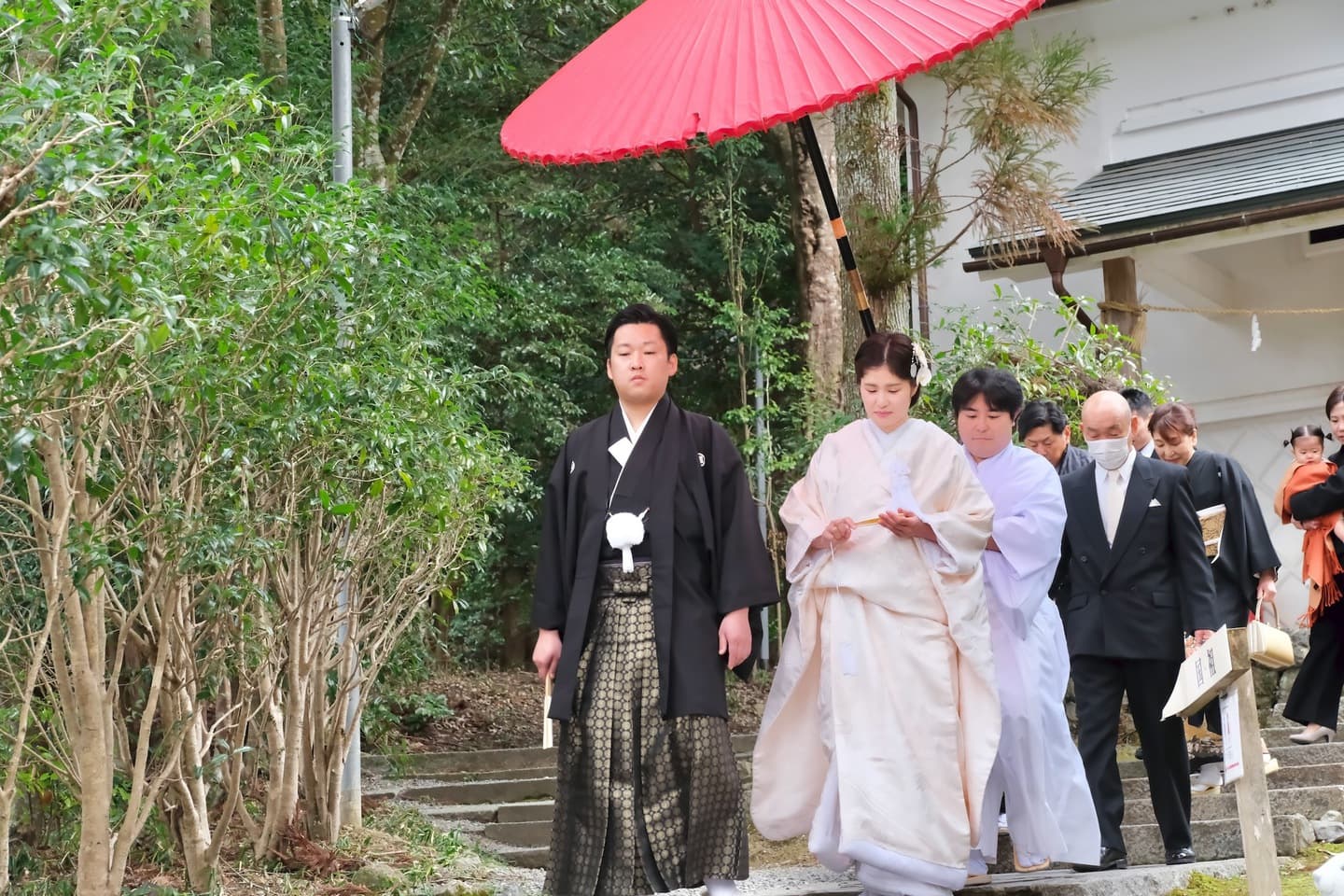 出雲大神宮で結婚式の和装の新郎新婦さん