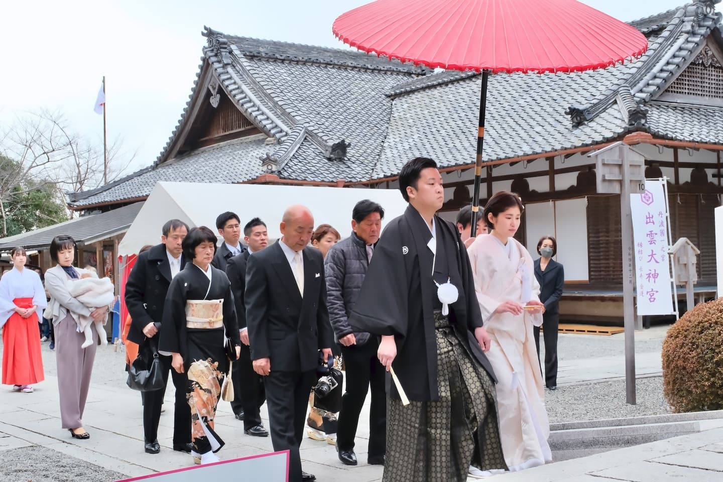 出雲大神宮で結婚式の和装の新郎新婦さん