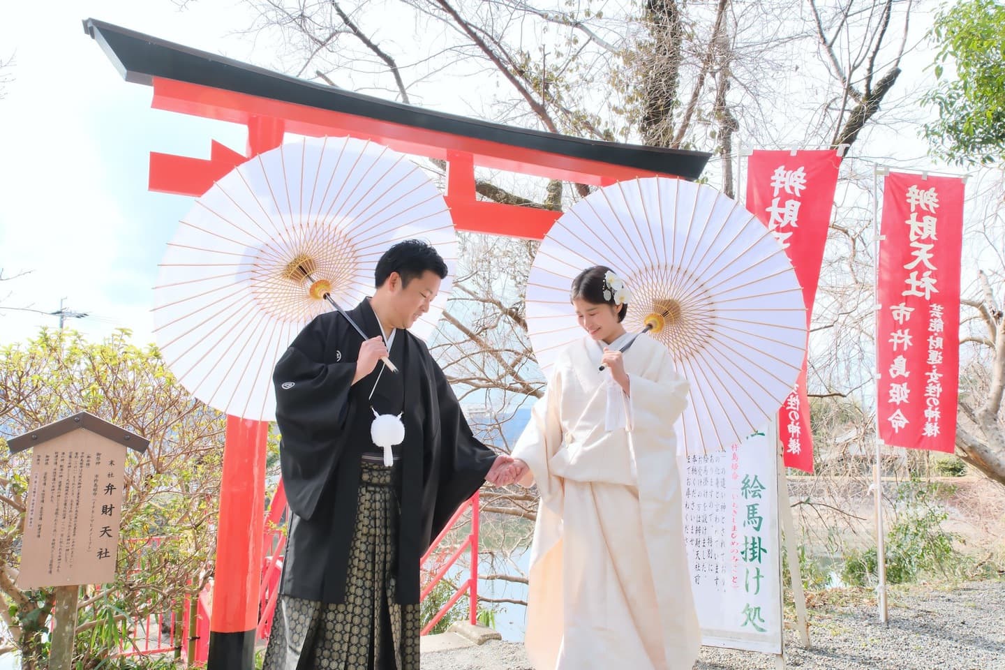出雲大神宮で結婚式の和装の新郎新婦さん