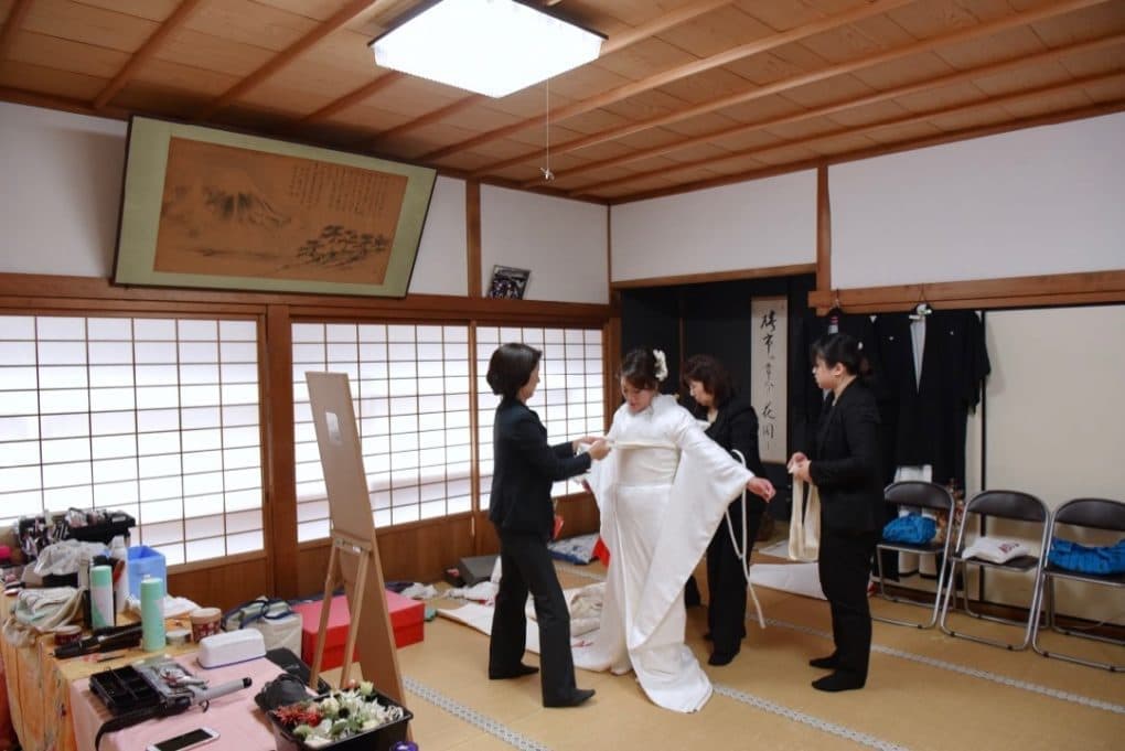 大神神社で結婚式の白無垢の花嫁