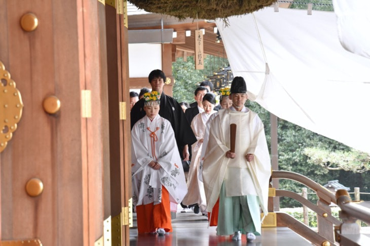 大神神社で白無垢で結婚式の花嫁
