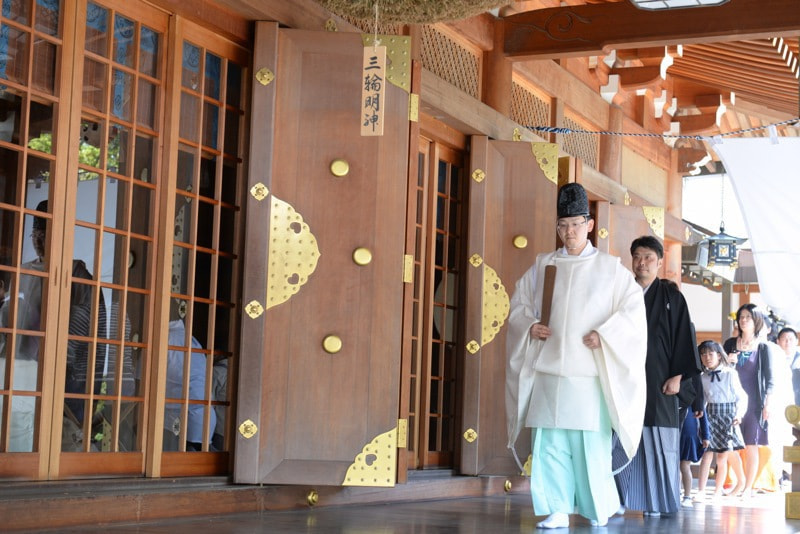 大神神社で結婚式の白無垢の花嫁