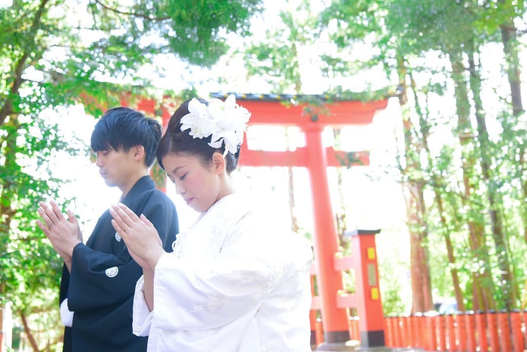熊野速玉大社で結婚式の新郎と花嫁