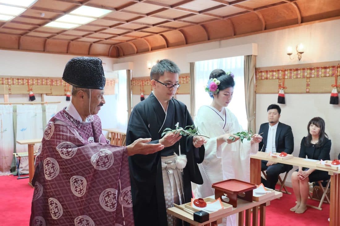 茨木神社で結婚式の白無垢の花嫁と新郎