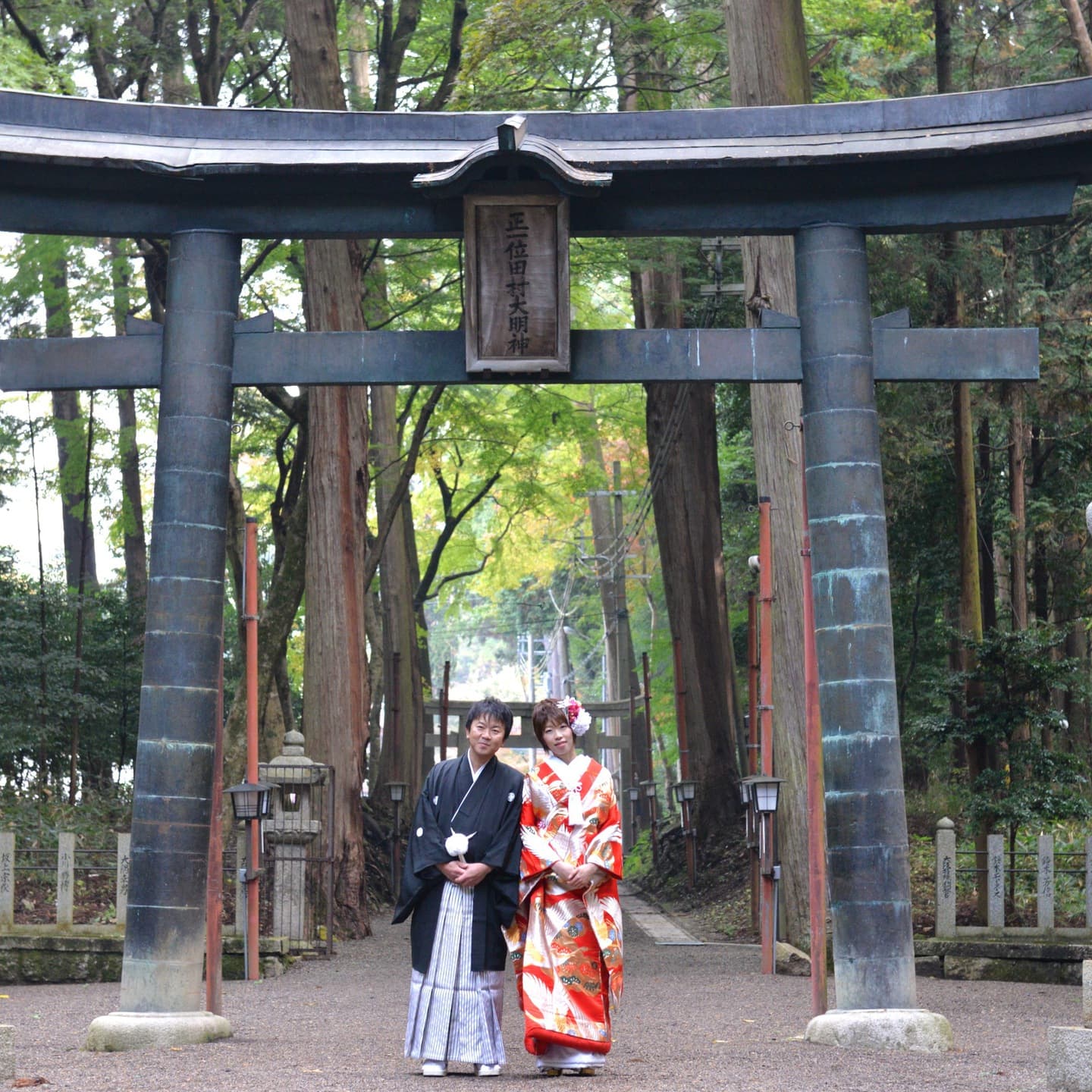 田村神社で結婚式の新郎と綿帽子の花嫁
