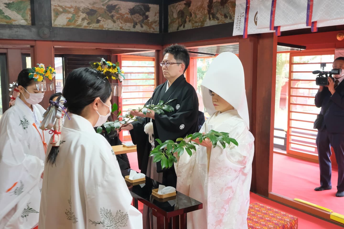 伊賀八幡宮で結婚式の新郎と綿帽子の花嫁