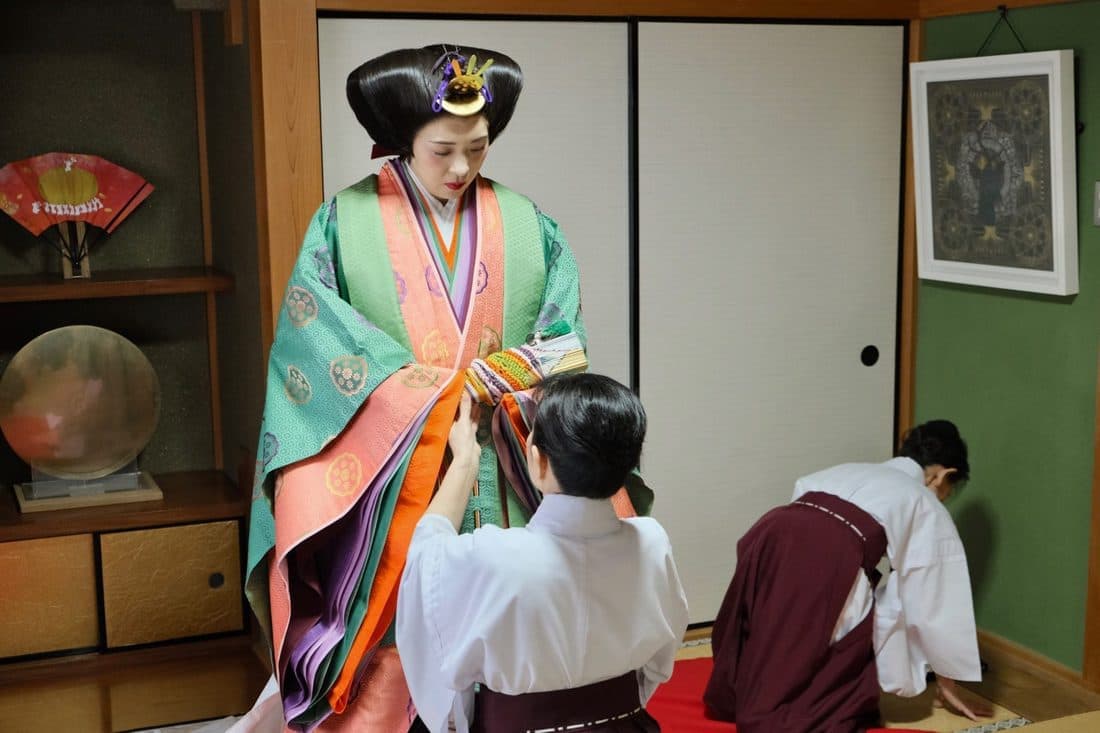 枚岡神社で十二単の結婚式の花嫁