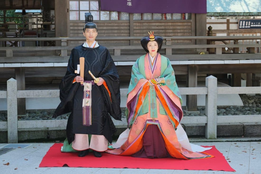 枚岡神社で十二単の結婚式の花嫁