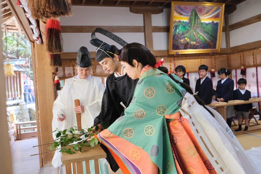 枚岡神社で十二単の結婚式の花嫁