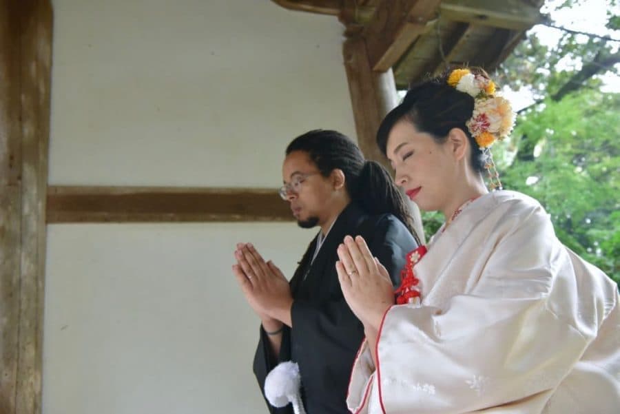 往馬大社で白無垢で結婚式の花嫁