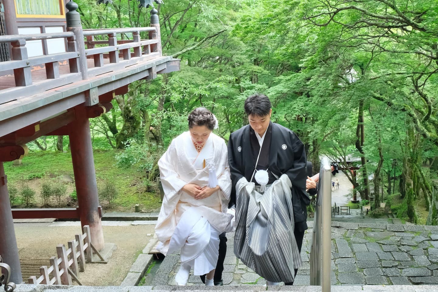 談山神社で結婚式の花嫁さんと新郎