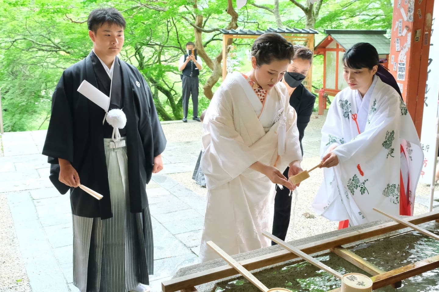 談山神社で結婚式の花嫁さんと新郎