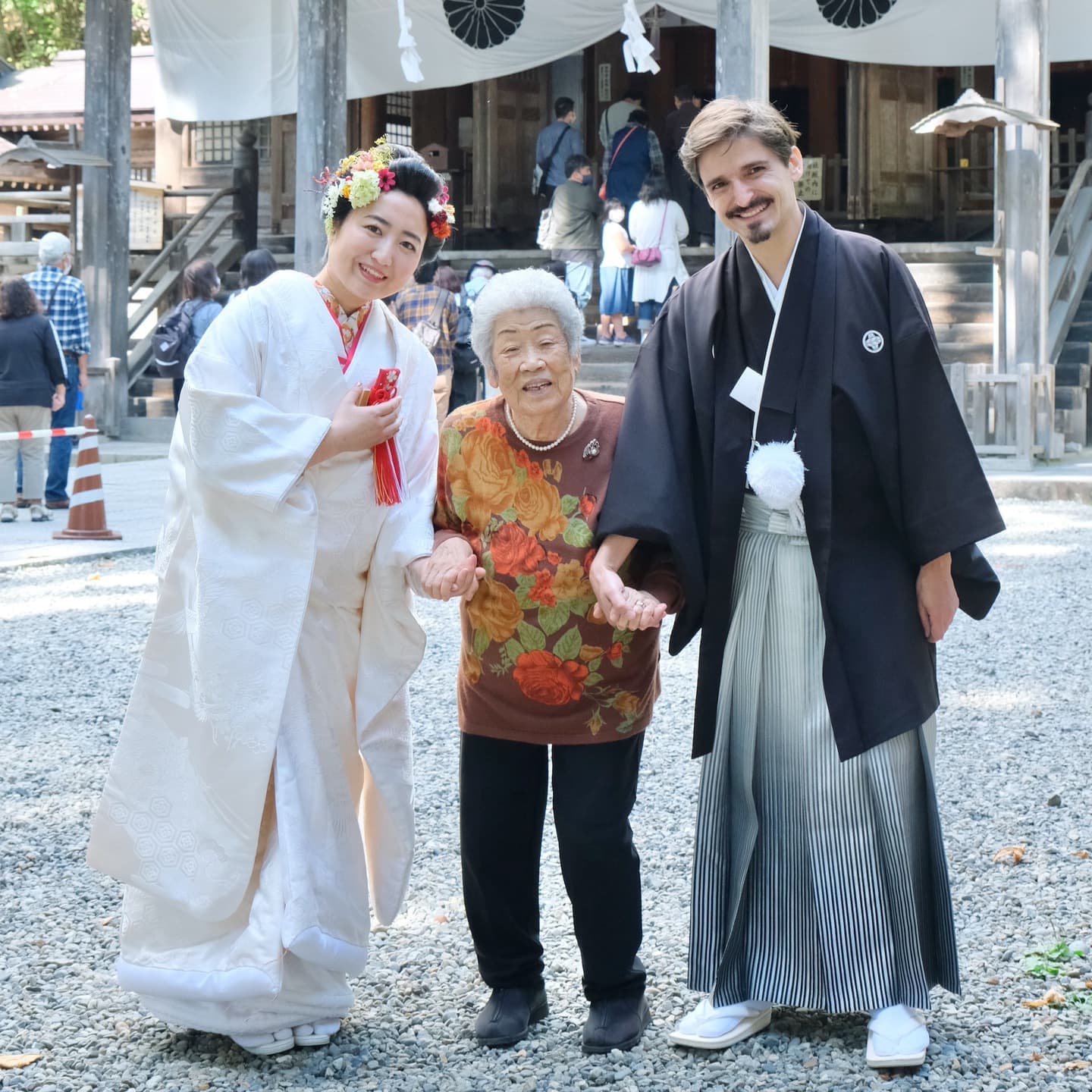 戸隠神社で結婚式の白無垢の花嫁と新郎